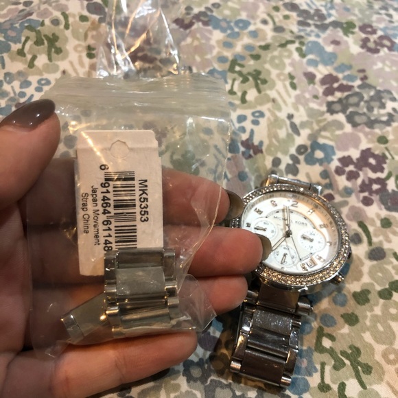 Micheal Kors Parker Watch in Silver - Picture 7 of 8